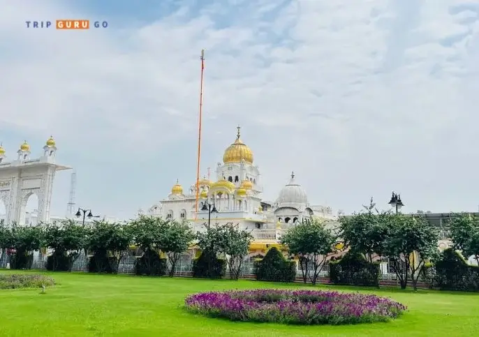 Gurudwara Bangla Sahib Best Place to Visit in Delhi with Friends