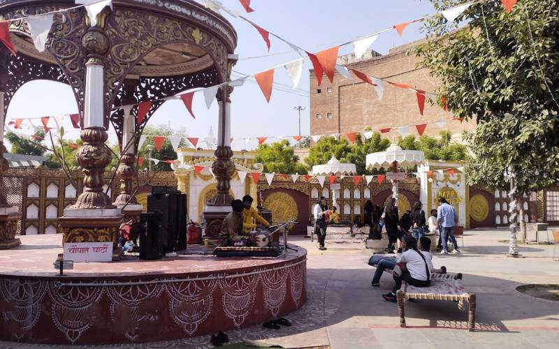 Beautifully decorated courtyard in Chokhi Haveli