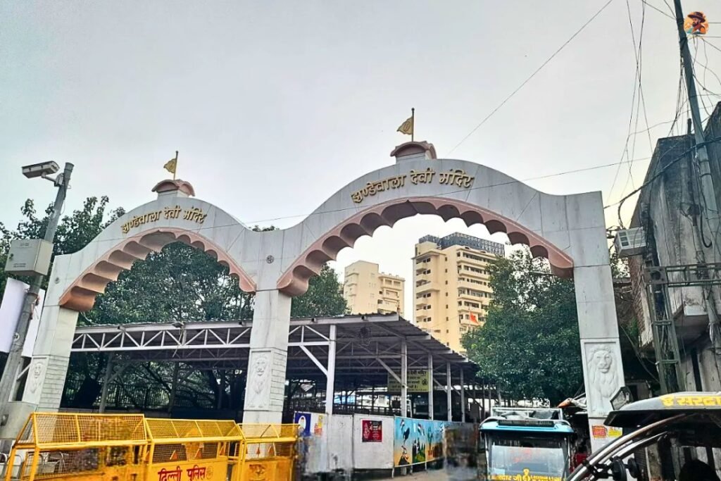 My experience at Jhandewalan Mandir in the morning