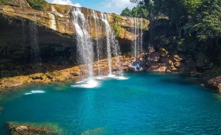 Krang Suri Waterfall: On the Route from Dawki to Shillong
