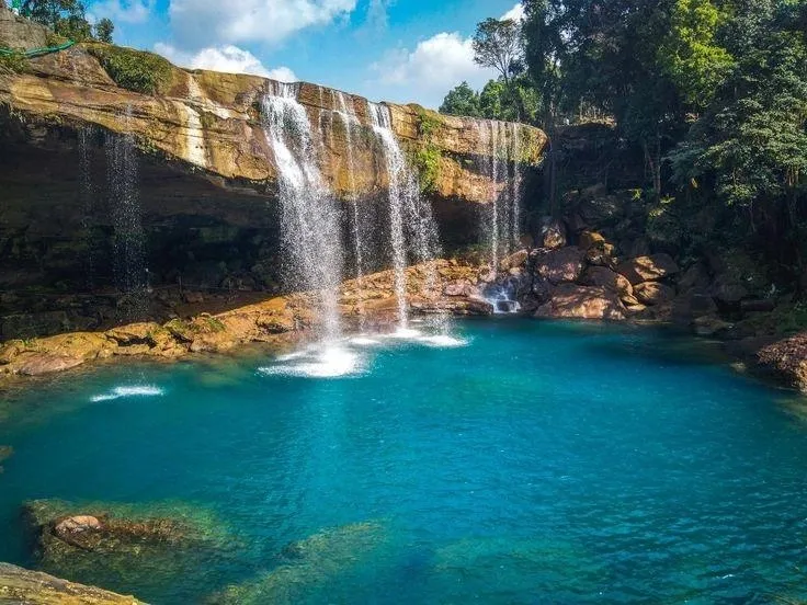 Krang Suri Waterfall: On the Route from Dawki to Shillong